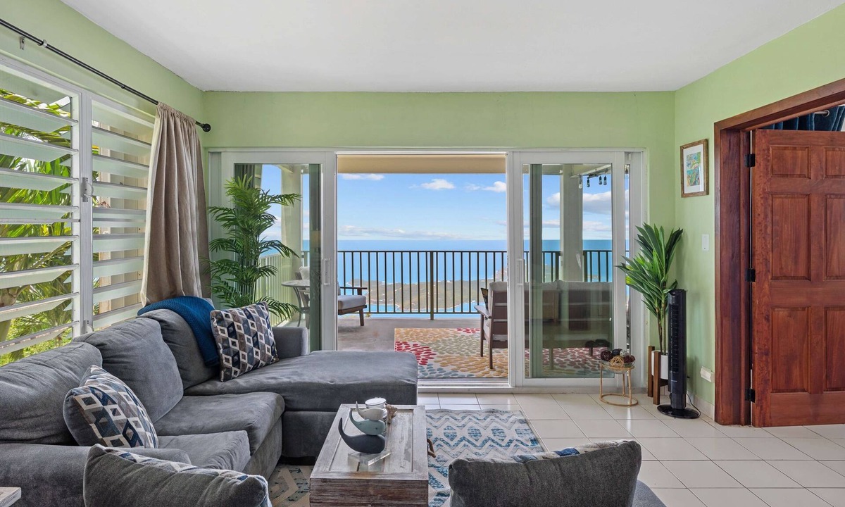 Estate Solberg Condo | 180 Balcony Views | 5 mins to Dining + Beaches