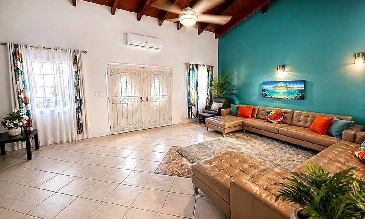Estate Hogensborg House | 3-bedroom house- Close Prox to Airport, Beaches and Amenities full AC