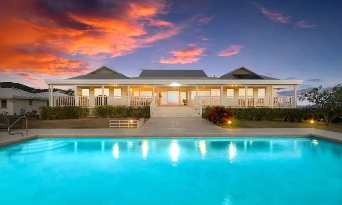 Estate Bakkero Villa | 4BR w/pool, centrally located - 5min to beach!