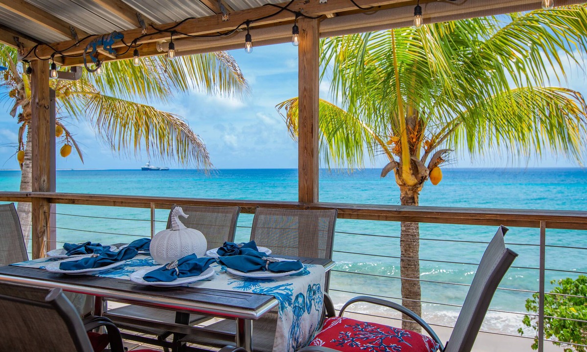 Estate William House | Beachfront. Just a Few Steps to the Sand. Walk to Restaurants. Near Downtown.