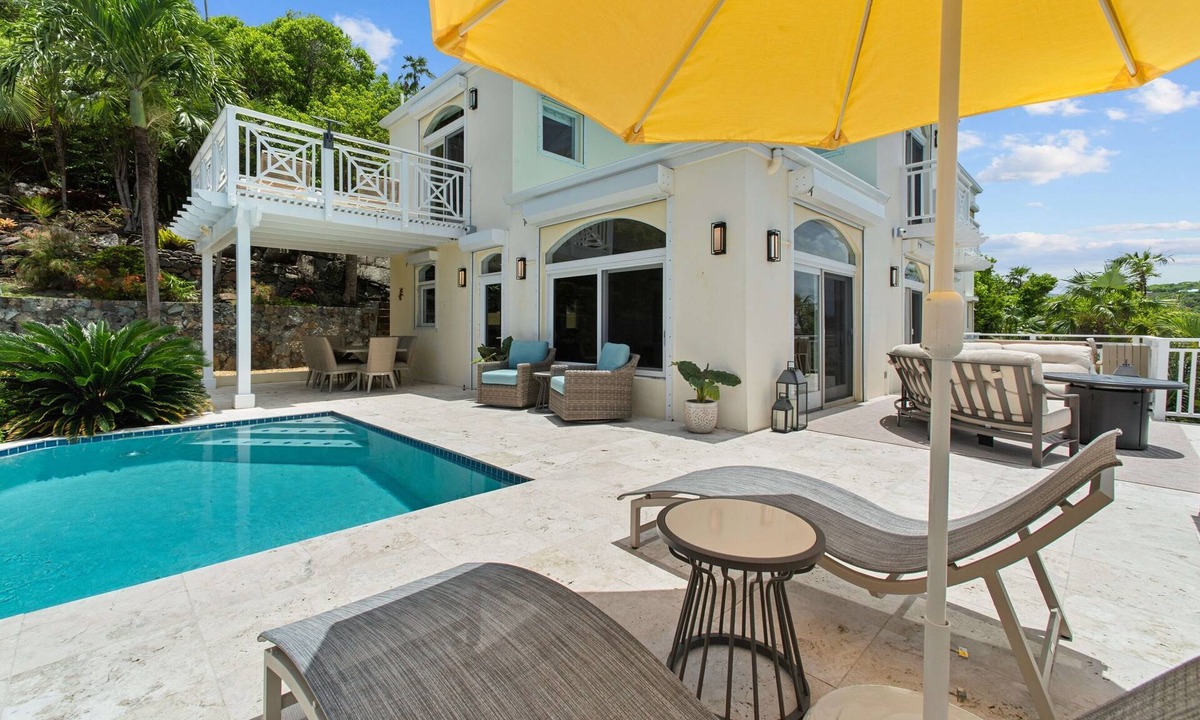 Estate Lovenlund House | Generator! 2 Primary Bedrooms - Magens Bay - Dining