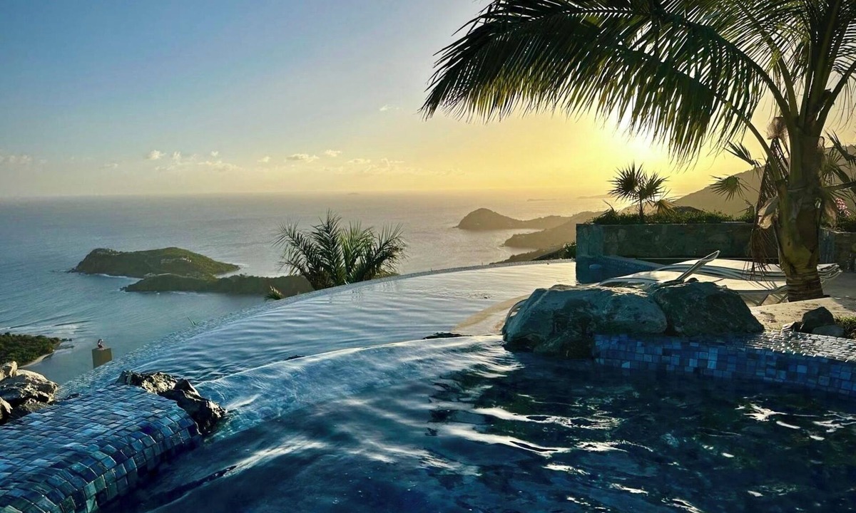 Skytop Villa | Sol Inclination~ 4b/4.5b HUGE views, updated in and out, backup power!