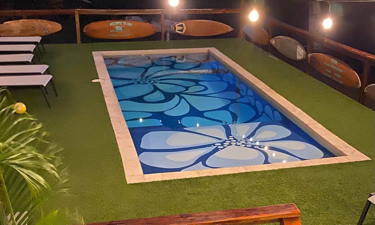 Nazareth House | Vibeinn: 9 Bedroom House w pool-patios (6 King and 3 Queen), Funky Fun 9 Bedroom Rental