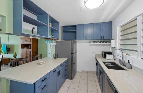 Estate Solberg Condo | 180 Balcony Views | 5 mins to Dining + Beaches