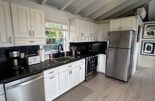 Estate Carolina House | 2 BR/2 BA CORAL BAY. REFRESHED INSIDE & AC THROUGHOUT! NEW POOL! NEW GENERATOR!