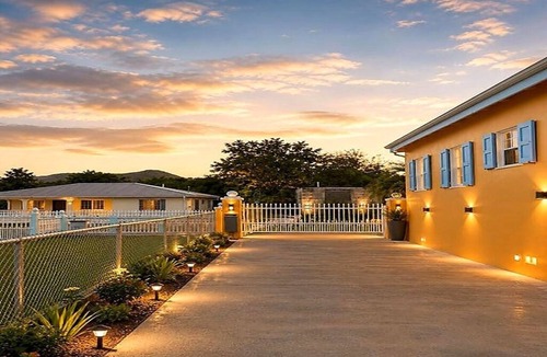 Estate Hogensborg House | 3-bedroom house- Close Prox to Airport, Beaches and Amenities full AC