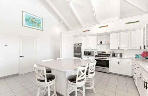 Estate Bakkero Villa | 4BR w/pool, centrally located - 5min to beach!