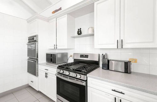 Estate Bakkero Villa | 5BR w/pool, centrally located - 5min to beach!