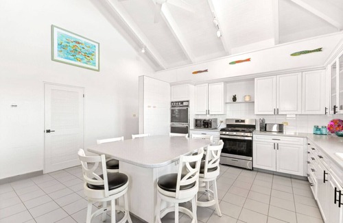 Estate Bakkero Villa | 5BR w/pool, centrally located - 5min to beach!