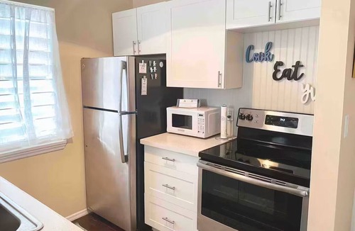 Estate Southgate Condo | Cozy Cabana: Romantic Getaway, Walk to Southgate & Cheney Bay Beaches