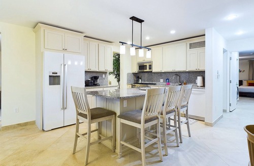 Cabes Point Condo | Immerse Yourself in Luxury at our breathtaking beachfront Condo!