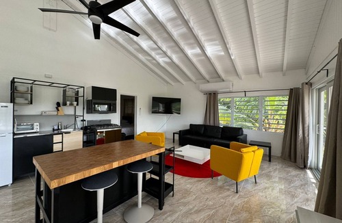 St. Thomas House | New Spacious 3/2 Top Floor Ocean Views & Balcony