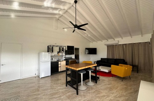St. Thomas House | New Spacious 3/2 Top Floor Ocean Views & Balcony