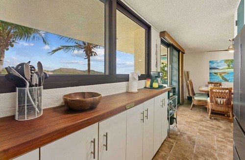 Bolongo Bay Condo | Oceanfront generator, walk to beach, pool, dining!