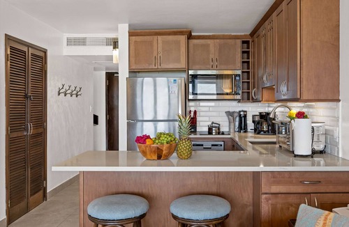 Red Hook Condo | Oceanfront Sapphire – Water Views, Sleeps 6, Beach