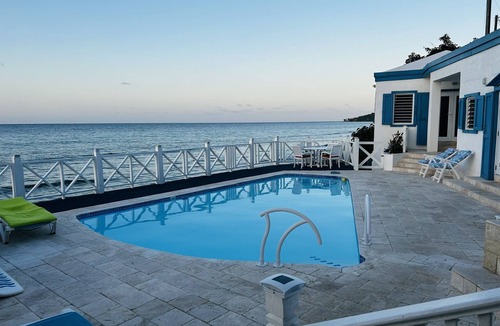 North Star House | Oceanfront Villa For Groups-Dive & Snorkel-3 En-suite King/Queen Bedrooms.