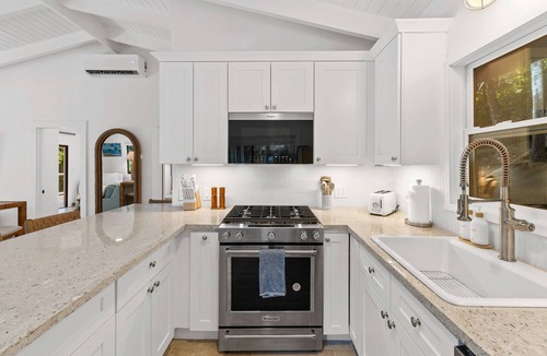 Estate Hull House | Private Pool | 2 Mins to Beach | Walk to Dining