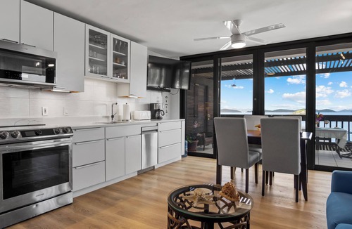 Red Hook Condo | Remodeled Corner Unit D211 with washer & dryer. Sleeps 4
