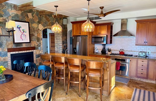 Skytop Villa | Sol Inclination~ 4b/4.5b HUGE views, updated in and out, backup power!