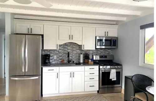 Estate Glucksberg and Grunwald Apartment | Takin' it Breezy - New Private 1 Bedroom Apartment