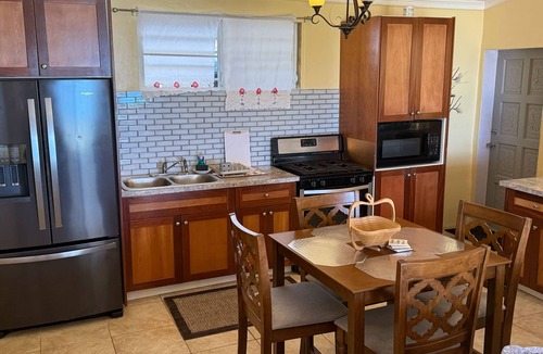 Estate Solberg House | VI Cozy Comfy, Generator, beautiful view, close DT