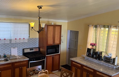 Estate Solberg House | VI Cozy Comfy, Generator, beautiful view, close DT