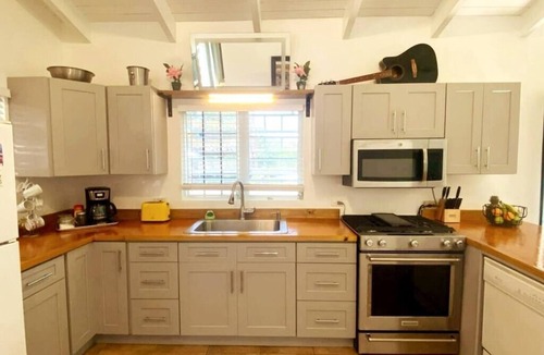Nazareth House | Vibeinn: 9 Bedroom House w pool-patios (6 King and 3 Queen), Funky Fun 9 Bedroom Rental