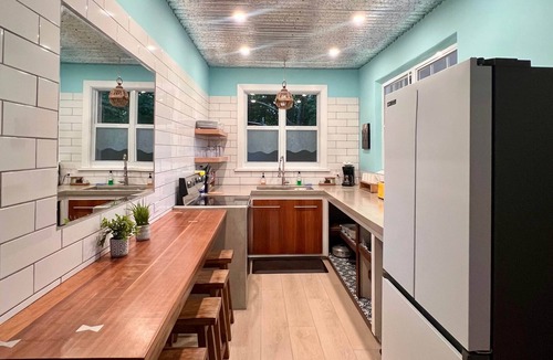 Nazareth House | Vibeinn: 9 Bedroom House w pool-patios (6 King and 3 Queen), Funky Fun 9 Bedroom Rental