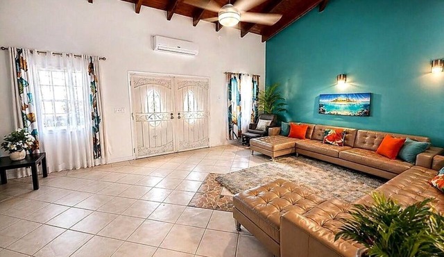 3-bedroom house- Close Prox to Airport, Beaches and Amenities full AC