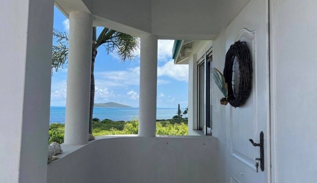The Cottage at Green Cay - Walk to the Beach - King Bed - AC