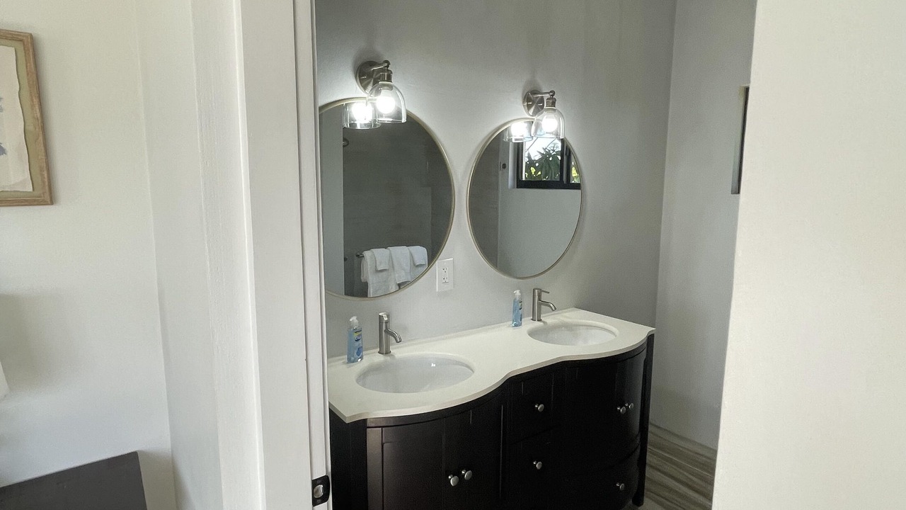 Photo of Bathroom in Estate Parcel of Gift and Regenback