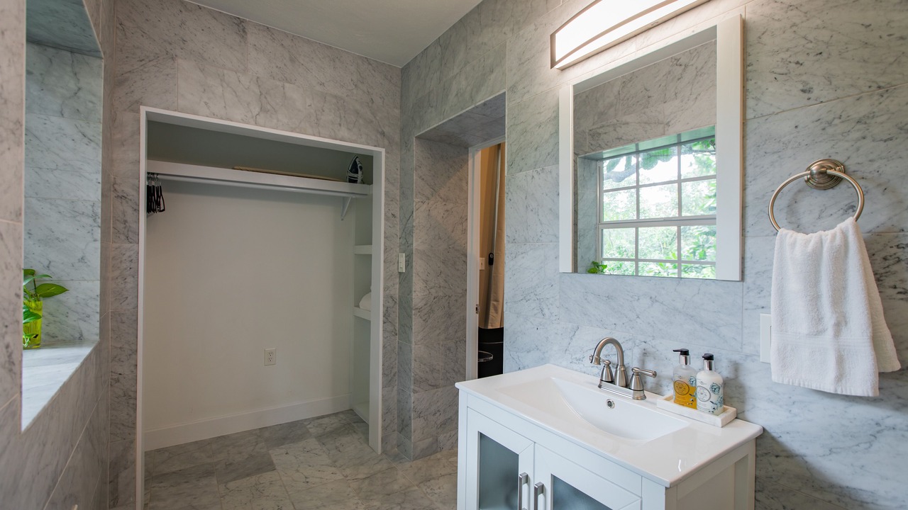 Photo of Bathroom in Estate East Street