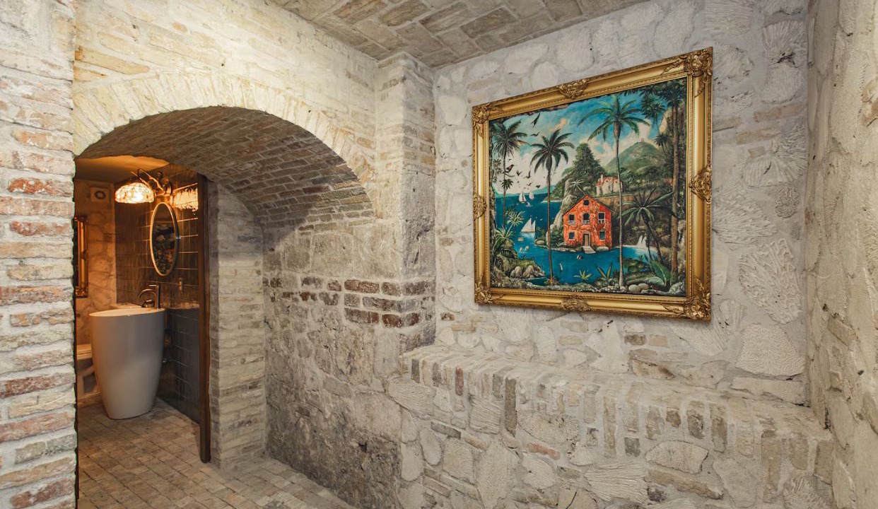 Photo of Bathroom in Estate East Street