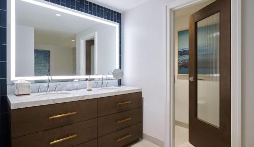 One-Bedroom Governors King Suite with Sofa Bed and Balcony