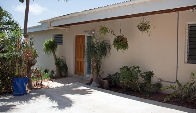 Spacious 2/Bed, 2/Ba, Pool, A/C Bedrooms, Screened Porch, Wi-Fi